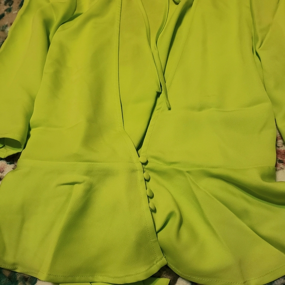 J.O.A. Open Back Top Peplum Tie Front Flared Sleeves Women Medium Bright Green. - Picture 5 of 7
